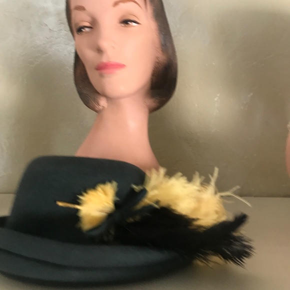 CHIC 1940s GREEN FELT TILT HAT WITH BLACK AND YELLOW OSTRICH FEATHERS main image 9